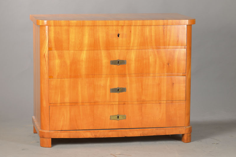 Kommode, wohl Baden, südwestdeutsch, um 1820/30, Kirschbaumfurnier auf Weichholzkorpus, Furnier doppelt gespiegelt verlegt, 4-schübig , Ecken u. ...