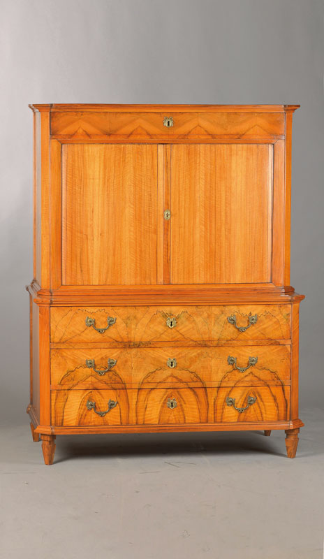 Louis-Seize-Aufsatzkommode, süddeutsch, um 1780/90, Nussbaumfurnier auf Weichholzkorpus, Wurzelnussfurnier 3-fach gespiegelt verlegt, z.T. Maserung ...