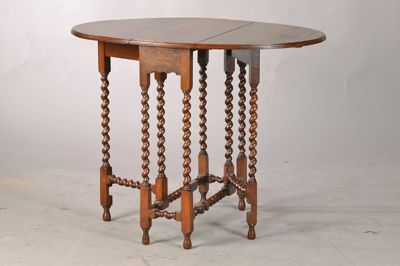 Beistelltischchen in Form eines Gateleg-Tables, England, frühes 20.Jh., Eiche massiv, abklappbare Wangen, gedrechseltes Gestell, ca. 66x84(24)x60 cm