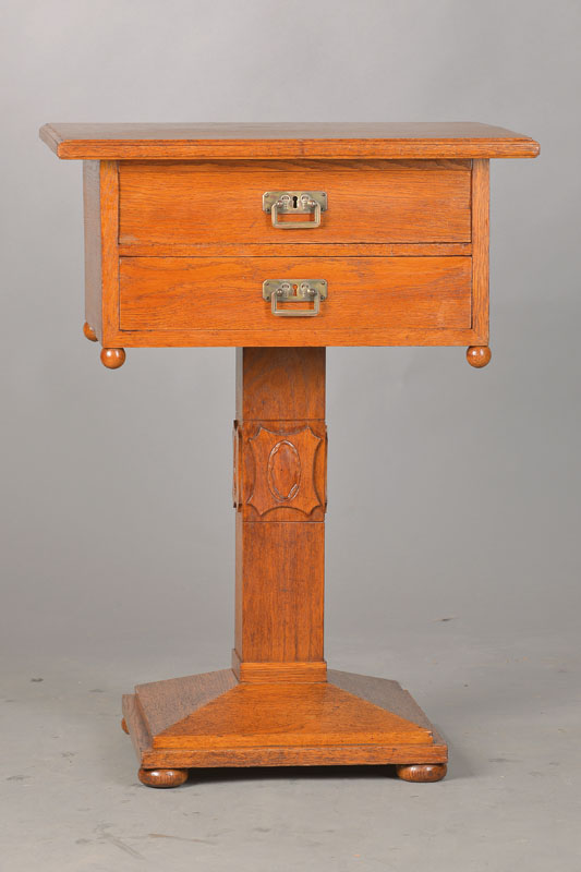Nähtischchen, deutsch, um 1910, Eiche massiv, 2-schübig, 1. Schub mit Einteilung, strenger Schaft mit Sockelplatte, ca. 77x57x45 cm