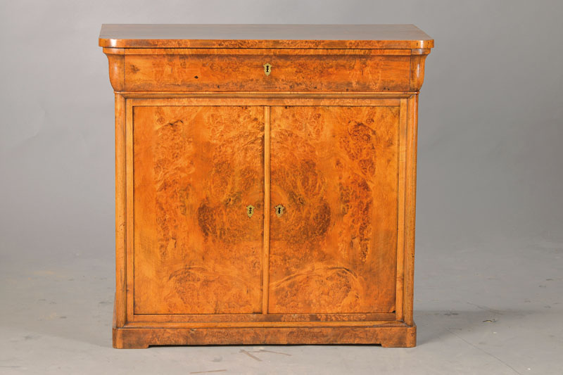 Halbschrank, wohl südwestdeutsch, Pfalz/Baden, um 1830/40, Wurzelnussfurnier auf Weichholzkorpus, 2-türig, 1-schübig, mit orig. eingelassenen ...