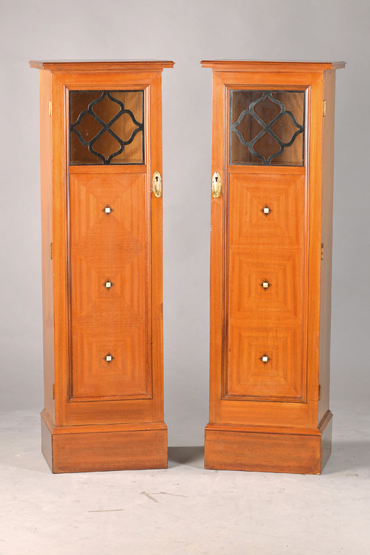 Säulenvitrine, Jugendstil, um 1910, wohl ehemals Bestandteil eines Sofaumbaus, Mahagonifurnier auf Weichholzkorpus, 1-türig mit abstrakt ...