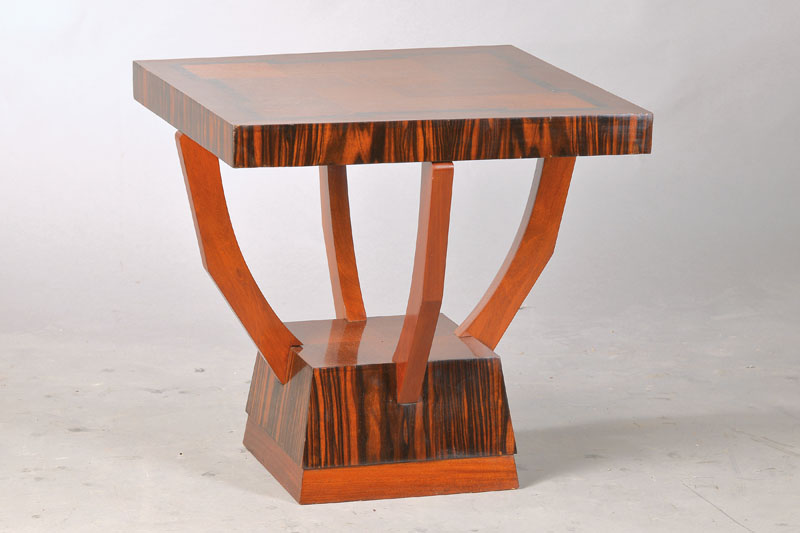 Quadratischer Beistelltisch, Frankreich, 20.Jh., im Art-Deco-Stil, Palisander furniert u. massiv, Platte vielfach mit verkröpfter Bandintarsie, ...