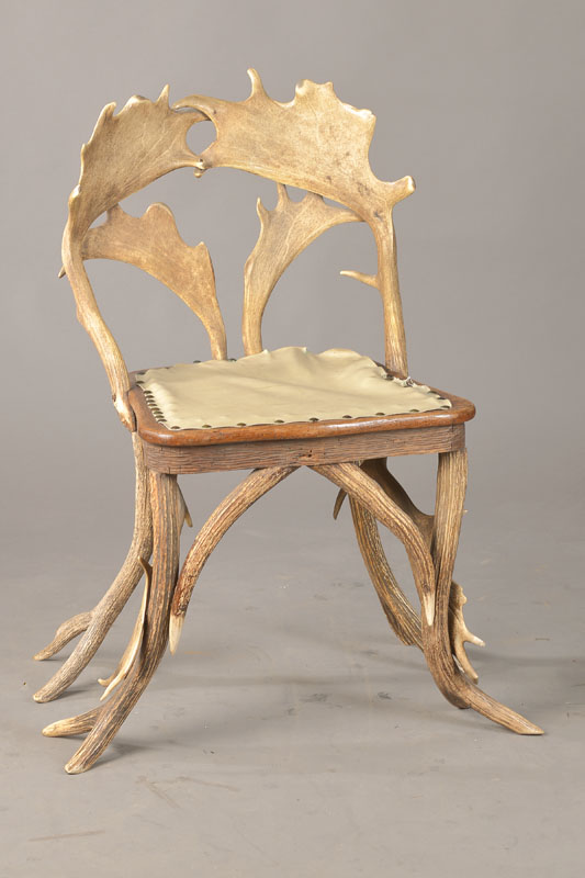Kleiner Geweihstuhl, deutsch, um 1880-90, Zarge in massiver Eiche, Fußgestell u. Rückenlehne aus Damwild- u. Rotwild-Geweihen zusammengefügt, ...
