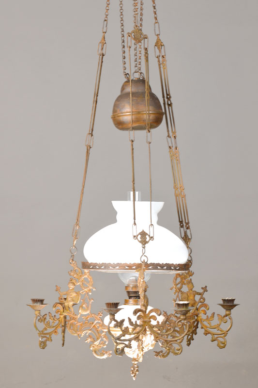 Deckenlampe, Friesland, um 1880-90, Metallmontur reich verziert mit Amoretten in Rüstung, 6 Brennstellen für Kerzen, mittig Petroleumbetrieb, Höhe ...