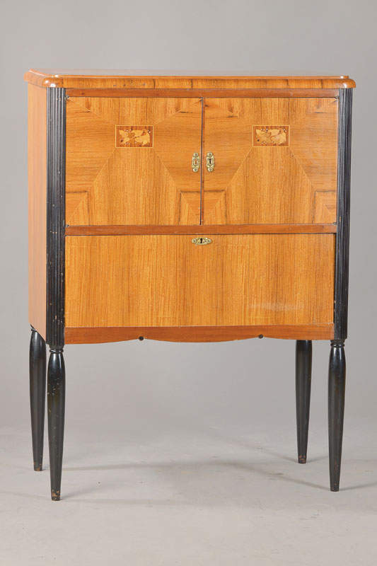 Vielzweckschrank, Frankreich, um 1925 , Mahagonifurnier, frontale Stollen gerippt, 3-türig, schlichte geometrisierende Intarsien, wenige Gebr.-Sp., ...
