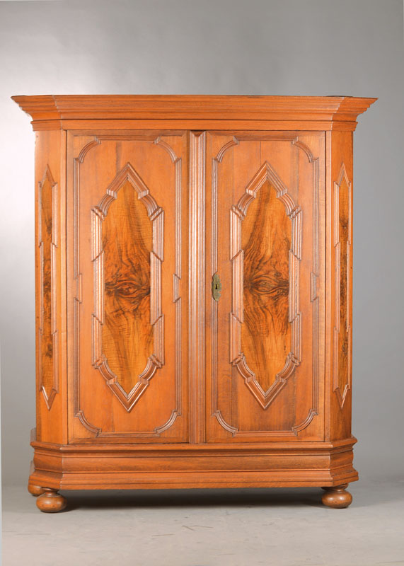 Barockschrank, Hessen, um 1760/70, Eiche u. Nussbaum, 2-türig, Sockel u. Gesims weit ausladend u. vielfach profiliert, Füllungsfelder mit ...