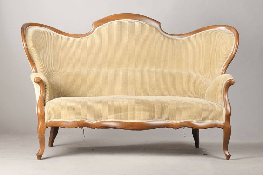 Salonsofa, deutsch, um 1850/60, Nussbaum massiv, zurückhaltendes allseitig geschweift u. verkröpftes Gestell ohne jegliche Ornamentierung, Zarge ...
