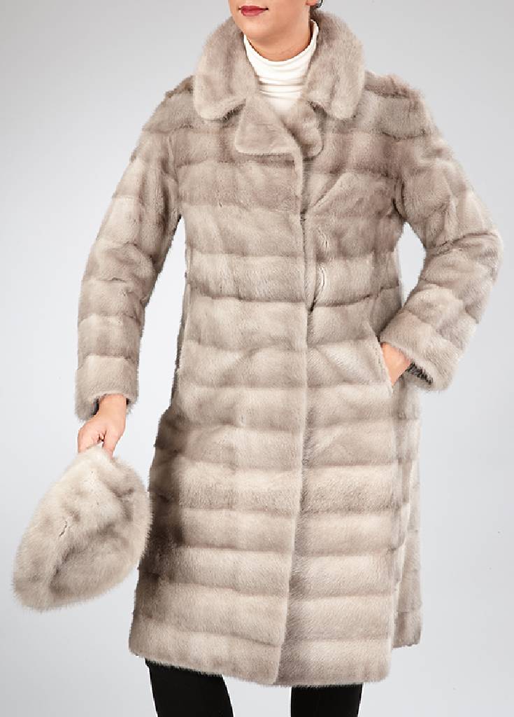 Grauer Nerzkurzmantel mit passender Kappe, Gr. ca. 34, Felle quer verarbeitet, silbergraues Innenfutter, 2 Einschubtaschen, Rückenl. ca. 103 cm