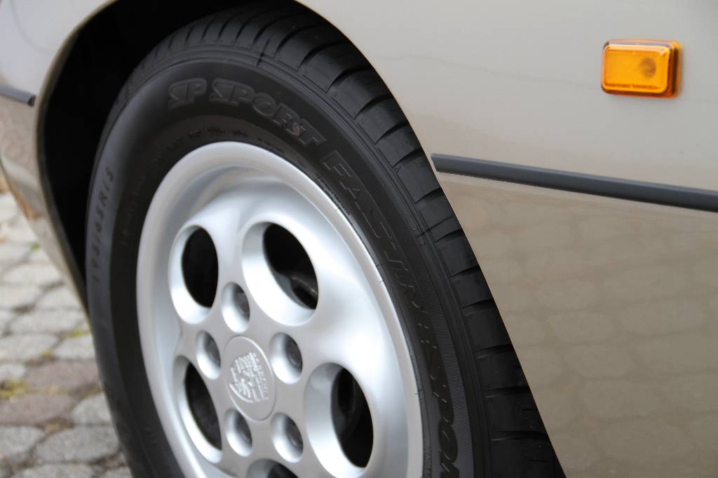 Detail e: Porsche 924 S Targa Coupé, Fahrgestellnummer WPOZZZ92ZGN402407, EZ 27.02.1986, 7. Hand, Laufleistung ca. 188.825 km, HU 06.2017, keine H-Zulassung ...