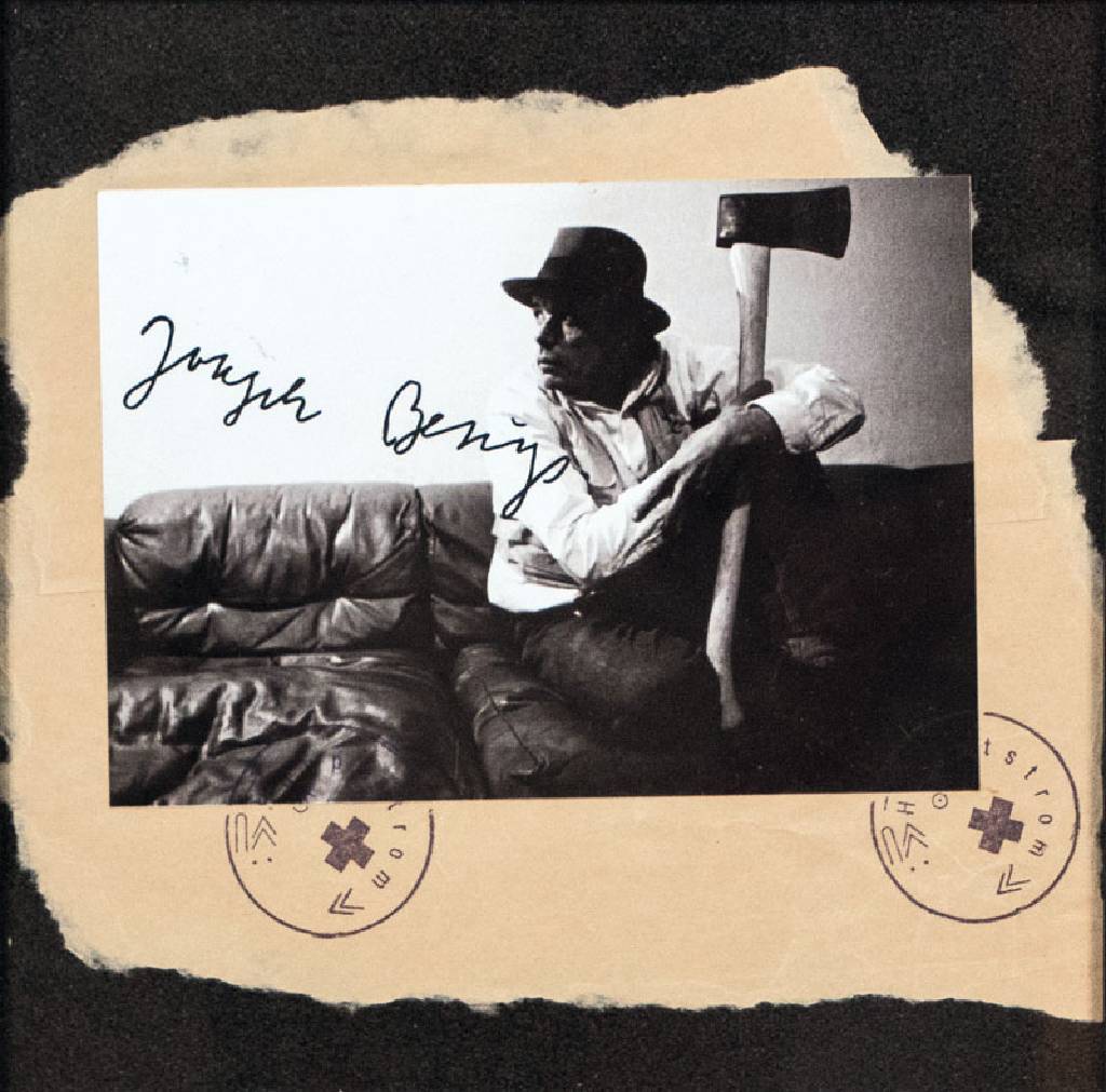 Joseph Beuys,1921-1986, s/w Fotografie, handsigniert, zwei Hauptstrom-Stempel, ca. 24x24 cm, unter Glas gerahmt,