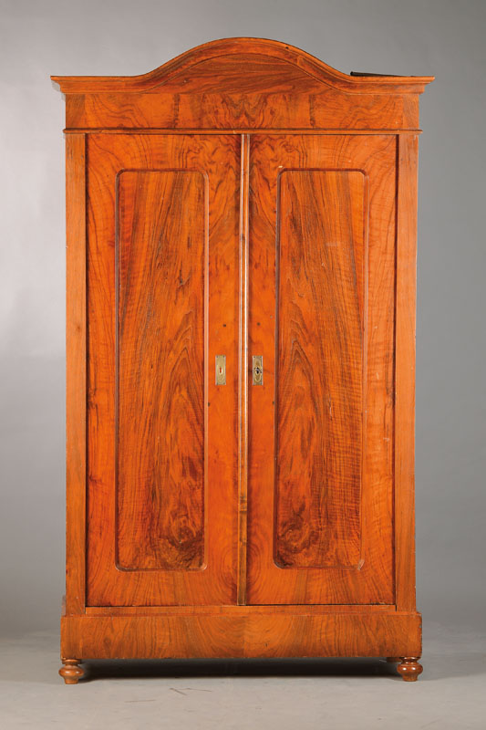 Dielenschrank, deutsch, um 1900, im Biedermeierstil, Nussbaumfurnier auf Weichholzkorpus, gewölbter Giebel, l. rundliche Türfüllungen, Innen 3 ...