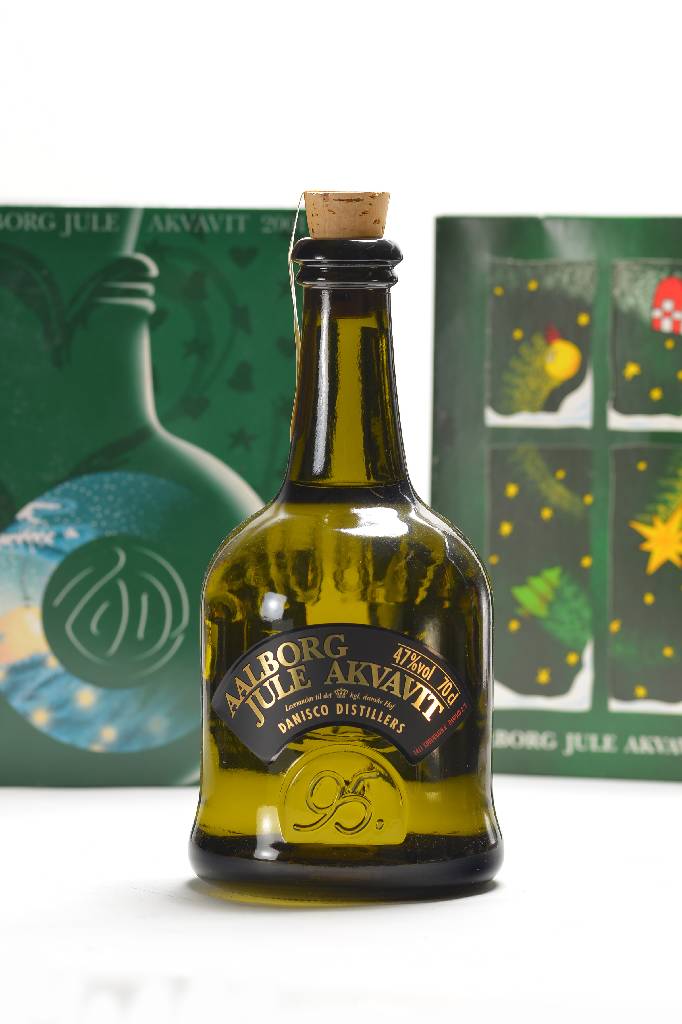 5 Flaschen Jule Aalborg Akvavit, Jahrgänge: 1995, 96, 97, 98 und 2001, je ca. 70 cl., in jeweiligem Originalgeschenkkarton, seit 1982 in limitierter ...