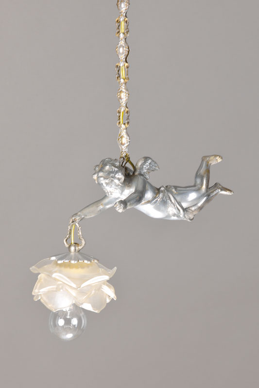 Deckenleuchter in Form einer Putti mit einer Brennstelle, deutsch, 30er Jahre, Gedeckter Glasschirm in Blütenform, Elektrifizierung nicht geprüft, ...