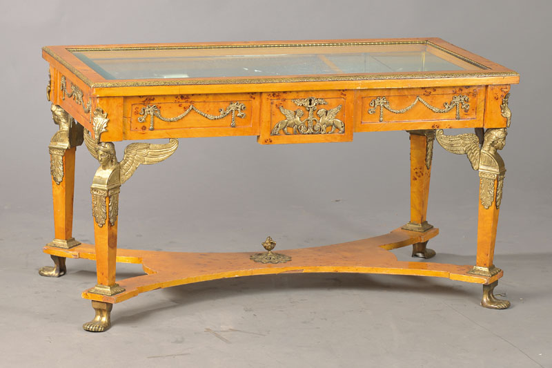 Sog. Tablett-Tisch, 20.Jh., Ahornmaserholz, Platte mit fac. Glasscheibe aufklappbar, Innenleben mit Spiegeln ausgekleidet, im Empire-Stil, üppiger ...