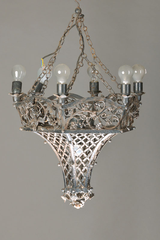 Deckenlampe, deutsch, um 1910, später Jugendstil, Rosendekor, 6 Brennstellen,Elektrifizierung nicht geprüft, ein Gitter lose, Altersspuren, H. ca. ...