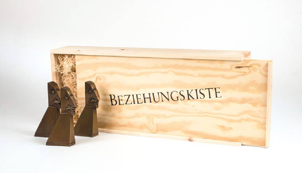 Paul Wunderlich, 1927-2010, Beziehungskiste,3 Bronze-Skulpturen "Egghead" in Original- Holzkiste, jeweils sign. u. num. 324/5000, 326/5000, ...