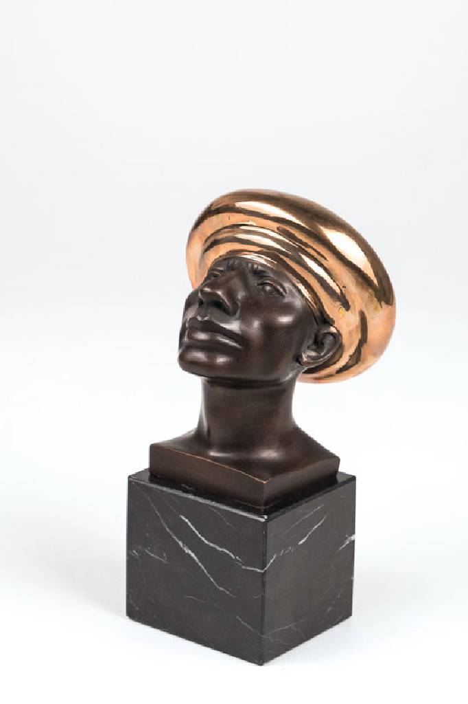 Rudolf Hausner, 1941-1995, Bronzeskulptur, Adam wohlbehütet, Bronzekopf mit Gold patinierter Haube auf Marmorsockel, 19x10x9 cm, signiert und ...