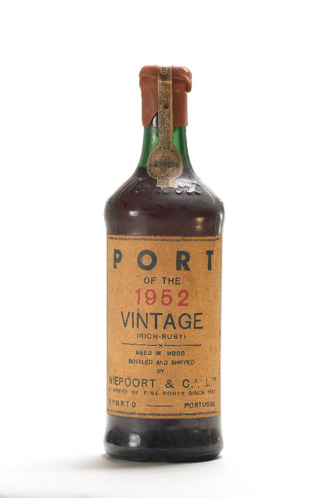 1 Flasche 1952 Niepoort Rich and Ruby Port, Bottled and shipped by Niepoort, Füllstand: ca. into neck, ca. 75 cl, unverkostet, Etikett gebräunt, ...
