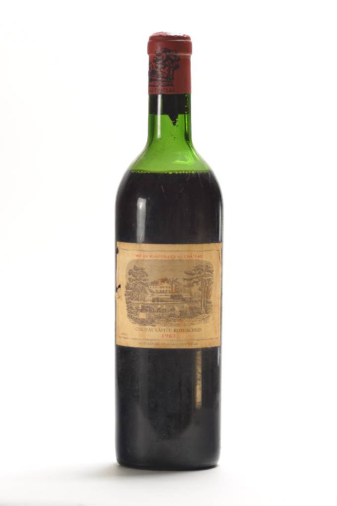 1 Flasche 1963 Chateau Lafite, Pauillac, ca. 75 cl, Füllstand: mid shoulder, Etikett l.besch. und beschmutzt, Kapsel in gutem Zustand, selten im ...