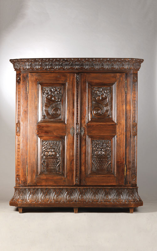 Barockschrank, wohl Raum Bodensee, um 1780-1800, Eiche massiv, 2-türig, reich beschnitzt, Türfüllungen mit Füllhörnern, Giebel u. Sockelteil mit ...