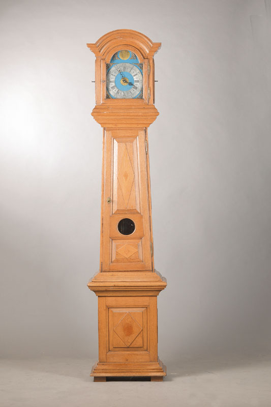 Standuhr, Deutsch um 1820, reich profiliertes Eichengehäuse, in der Mitte konisch, runder Abschluß, Oberteile mit 3 verglsten Türen, ...