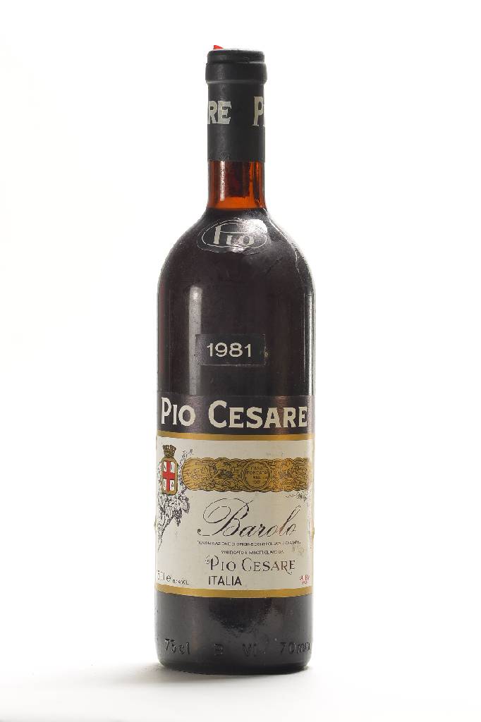 2 Flaschen 1981 Pio Cesare Barolo, je ca. 75 cl., 13,5 % Vol., Füllstände: je ca.top shoulder, Etiketten l. beschmutzt, 1 Etikett stockfleckig, ...