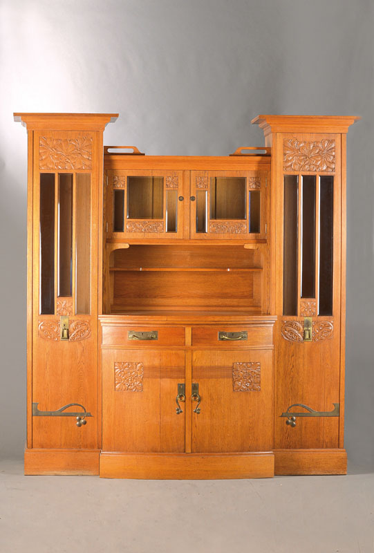 Repräsentatives Aufsatzbuffet, wohl Brüssel, um 1904/08, Eiche massiv, 4-teilig, Aufsatzbuffet mit 2 Seitenteilen, Buffetunterteil 2-schübig, ...
