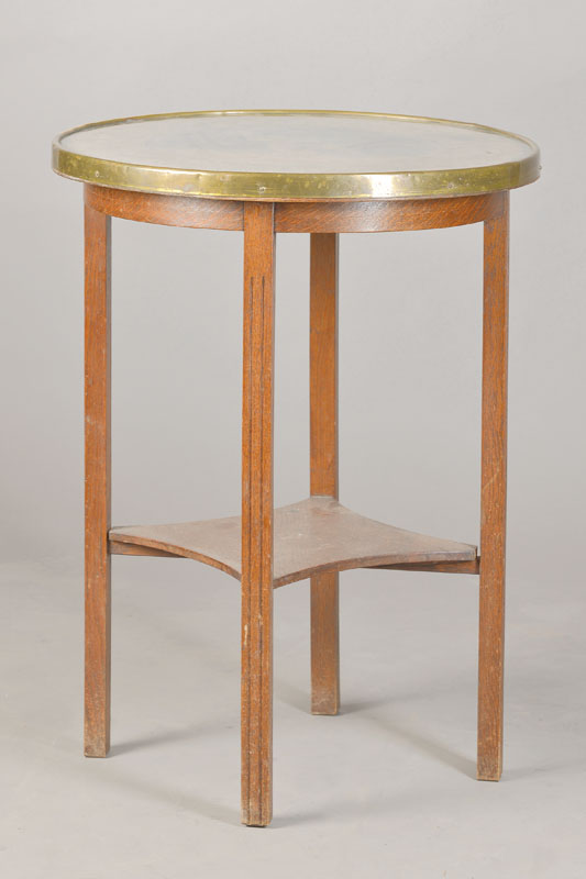 Beistelltischchen mit Intarsienarbeit, um 1900, Eichegestell, runde Platte unter Glas mit szenehafter Intarsienarbeit, Darstellung: Tänzerin und ...
