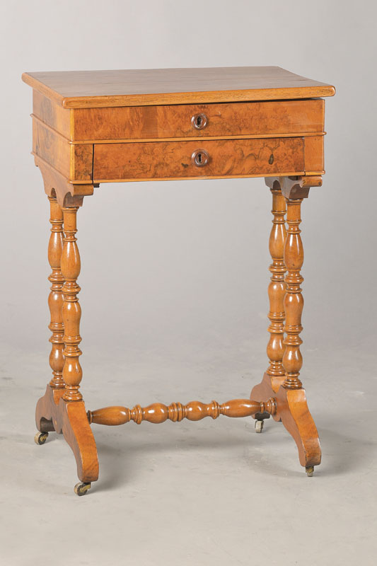 Nähtischchen, deutsch, um 1830/40, Nussbaum furnier, 1-schübig, mit Einteilung, Platte aufklappbar, Untergestell gedrechselt, auf Rollen, ca. ...