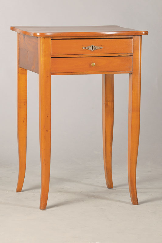 Nähtischchen, mittel- bis süddeutsch, um 1830/40, Obsthölzer, 2-schübig mit Einteilung, Messingbeschlag, konische elegante Beine,