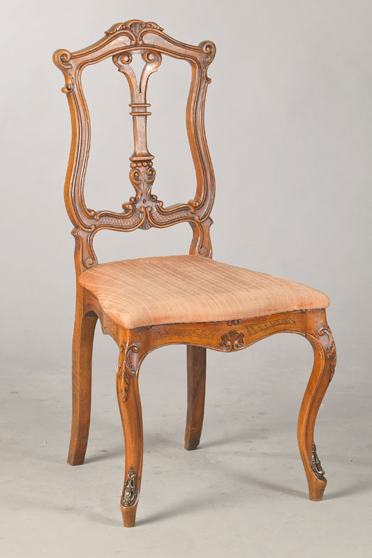 Zierlicher Stuhl im Chippendale-Stil, England, um 1880, Nussbaum massiv, allseitig geschweift, gerieft mit flacher Volutenschnitzerei, cH. ca. 98 cm, ...