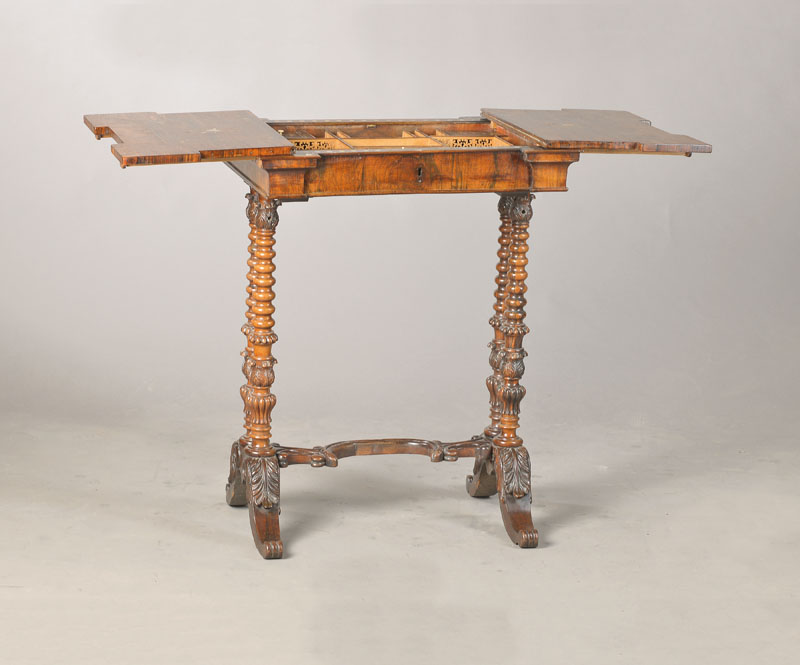 Nähtischchen, norddeutsch / England, um 1850/60, Palisander mit feinsten Metall- u. Perlmuteinlagen, japanisierend, vielfach gedrechseltes u. ...