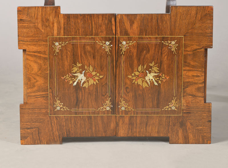 Detail a: Nähtischchen, norddeutsch / England, um 1850/60, Palisander mit feinsten Metall- u. Perlmuteinlagen, japanisierend, vielfach gedrechseltes u. ...