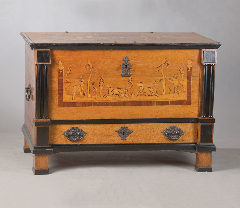 Hessische Truhe, um 1800/10, Intarsien mit Brandschattierungen, Eichekorpus, Finkenintarsien, Front mit Jagdmotiven, Sockelschubladen, seitl. ...