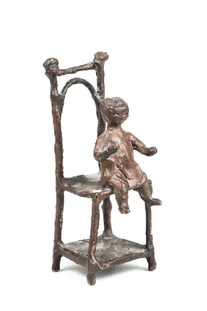 Paulette Koch, geb. 1936, Bronzeskulptur, Kind auf Stuhl, auf der Unterseite monogrammiert P.K., H. ca. 14 cm