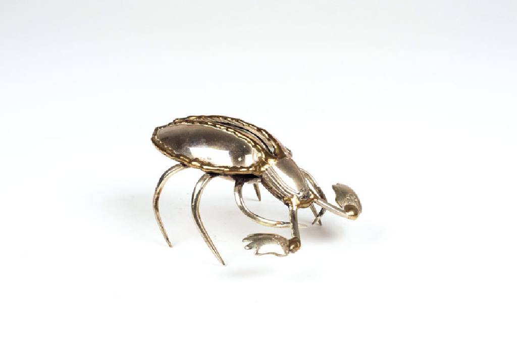 Gérard Bouvier, geb. 1942, Konvolut aus zwei Skulpturen, aus Messingbesteck geformt, Frosch und Skarabäus, je sign. und dat. 1989, H. ca. 5 cm bzw. ...