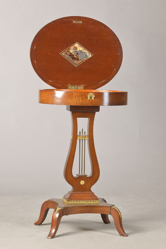 Lyra-Nähtischchen, norddeutsch, um 1840-50, Biedermeier, Mahagoni furniert, Ahornintarsien in der Art von Fadenintarsien sowie brandschattierte ...