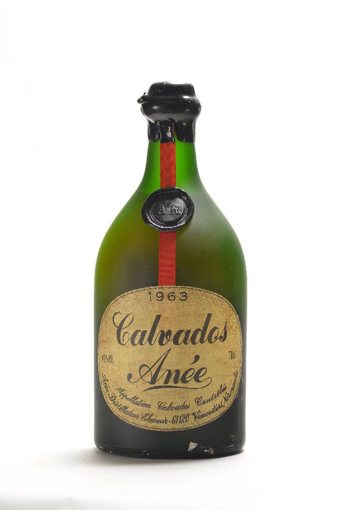 1 Flasche 1963 Calvados Anee, Destillateur: Eleveur/Normandie, ca. 70 cl, 40 % Vol., Abstände zwischen Kapseln und Calvados: je ca.2,5 cm, ...