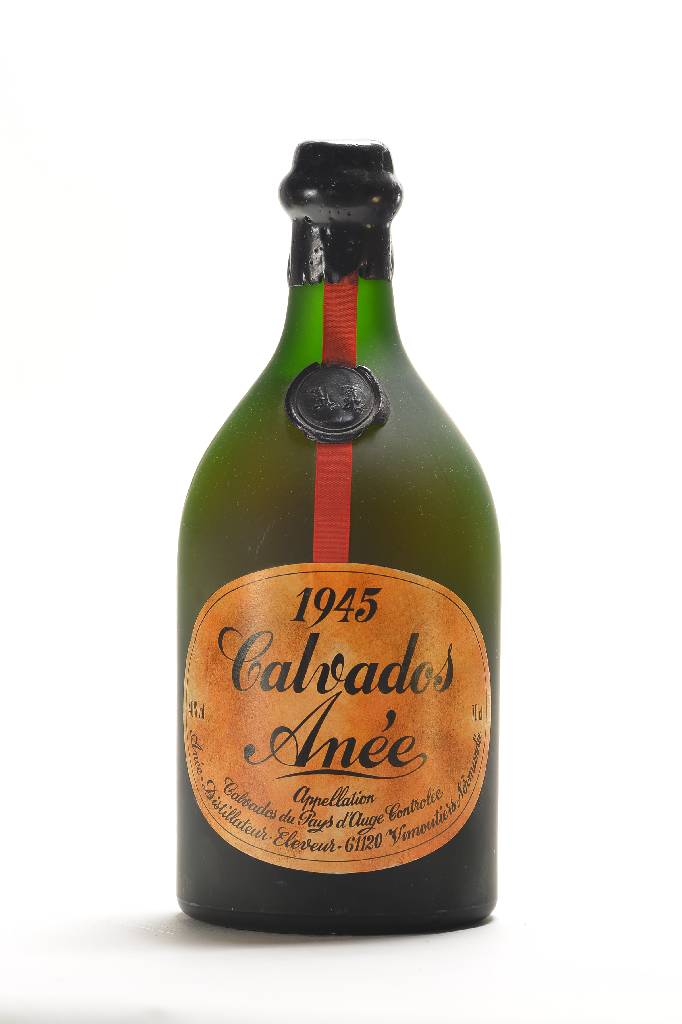 3 Flaschen 1945 Calavdos Anee, Destillateur:Eleveur/Normandie, je ca. 70 cl, 40 % Vol., unverkostet, Abstände zwischen Kapseln und Calvados: je ca. ...