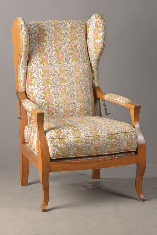 Ohrenbackensessel, deutsch, 70er Jahre, Buche, Polster- u. Bezug mit Gebr.-Sp., kl. Holzsch., H. ca. 109 cm, Sh. ca. 45 cm