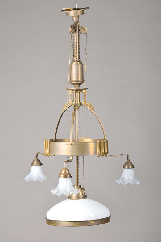 Deckenlampe, deutsch, um 1905/07, Messingmontor, Opalglasschirm, 3 Ausleger mit sek. Glasschirmen in Blütenform, höhenverstellbar, insg. 4 ...