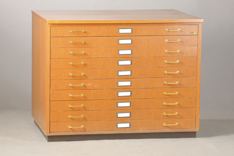 Schubladen- bzw. Grafikschrank, Firma Hados, 20.Jh., Eichefurnier, 10 Schubladen, Schubladeninnenmaße ca. 94,5x66 cm, Etiketten für Beschriftungen ...