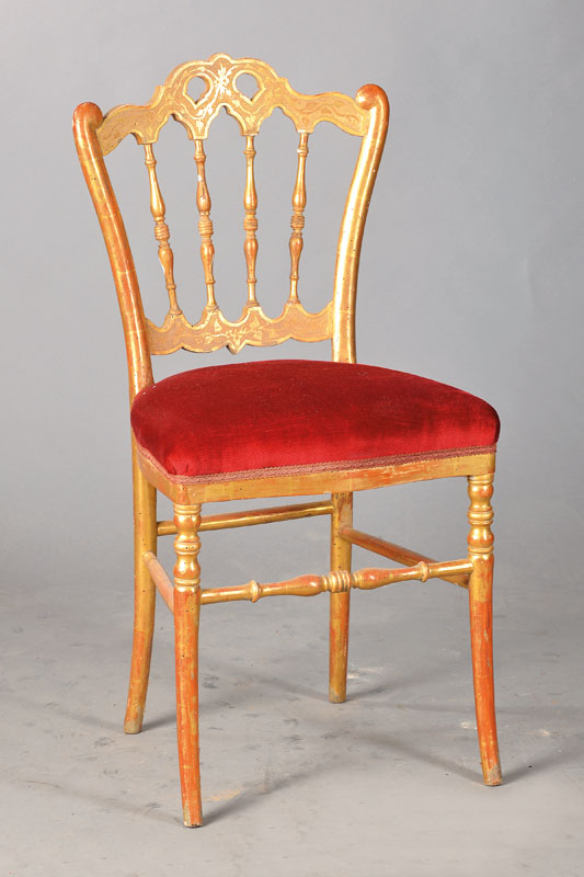 Salonstuhl, wohl Italien, um 1860/70, Hartholz goldfarben gefaßt, roter Bezug mit Gebr.- Sp., stiltypische Form, Altersbedingte Fassungsverluste, H. ...
