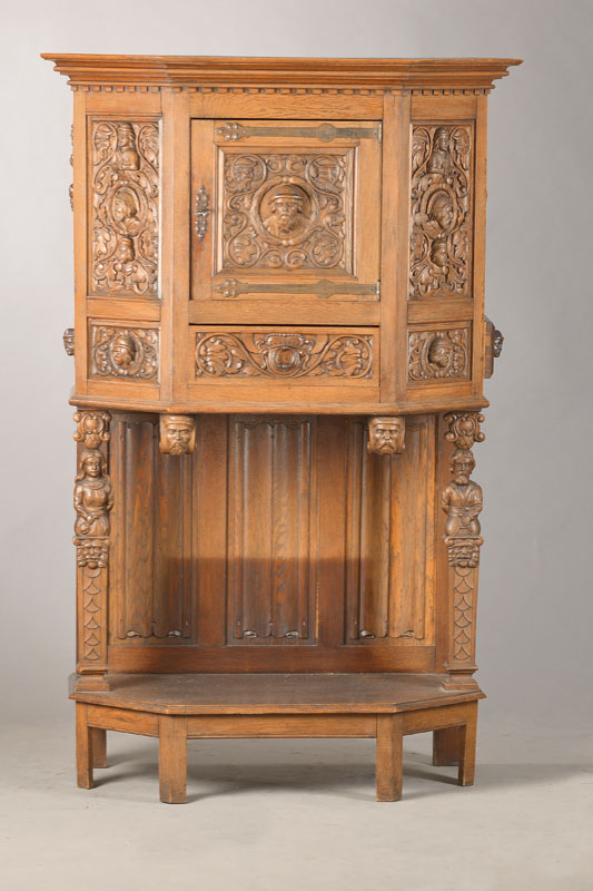 Stollenschrank, historisierend, nach rheinischem Vorbild, 20.Jh. Eiche massiv, Stollenkonstruktion, 1-türig u. 1-schübig, komplett auf Rahmen ...