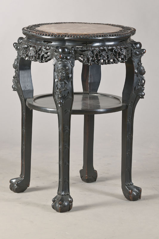 Großer Beistelltisch, China, frühes 20.Jh., Rotholz, 4 geschweifte Beine, reiche Durchbrucharbeit, mit kleiner integr. Marmorplatte, ideal für ...