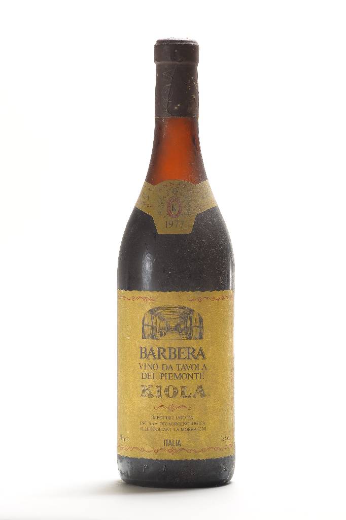 7 Flaschen Kiola Barolo und Barbera, Piemonte, Jahrgänge: 3x 1977 (Barbera), 3x 1974 und 1 x unverkostet, je ca, 75 cl, Abstände zwischen Kapseln ...