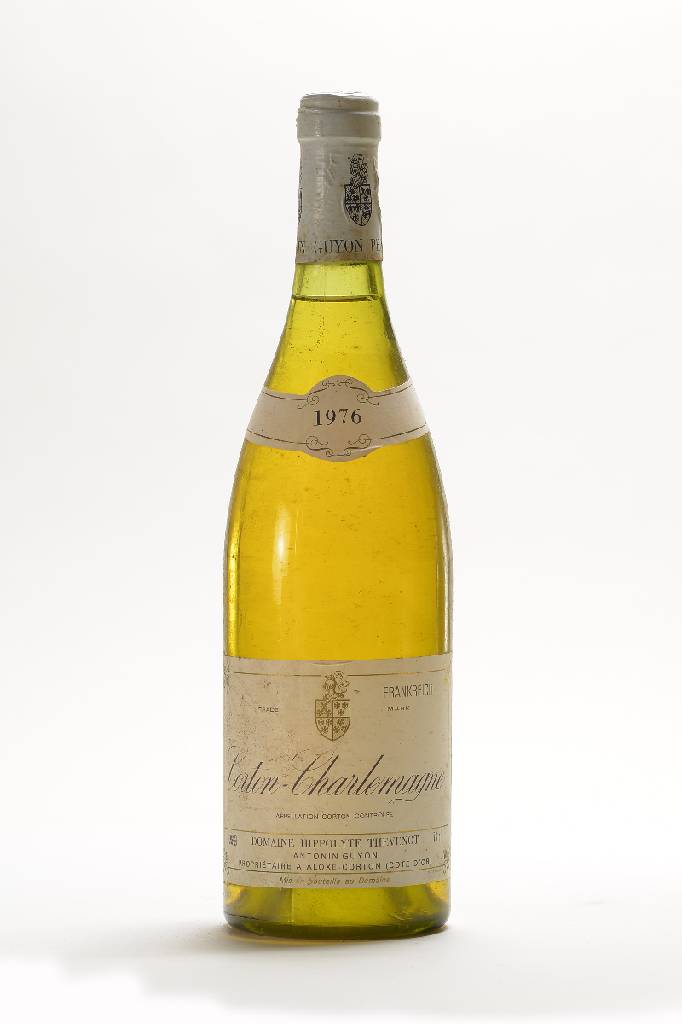 1 Flasche 1976 Corton Charlemagne Domaine Hippolyte Thevenot, ca. 73 cl, unverkostet, Abstand zwischen Kapsel und Wein: ca. 1 cm, Etikett und Kapsel ...