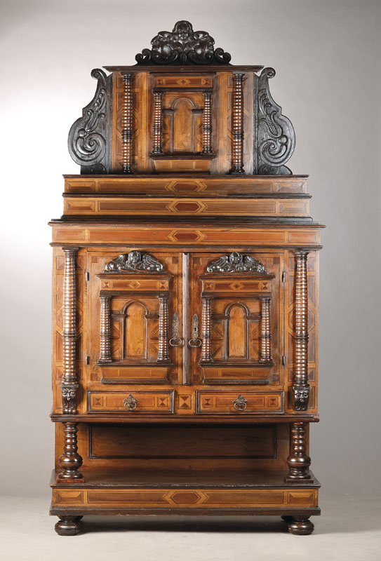 Buffetschrank, deutsch, um 1880/90, nach dem Ulmer Vorbild des späten 16.Jh., Nussbaumfurnier auf Weichholzkorpus, Stollenunterbau mit gedrechselten ...