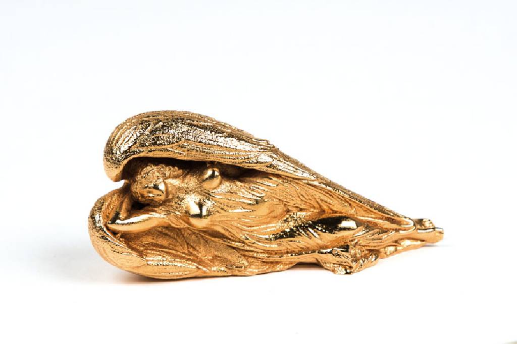 Ernst Fuchs, 1930-2015, Schutzengel, goldfarbener Metallguss, signiert und nummeriert 93, L. ca. 10 cm